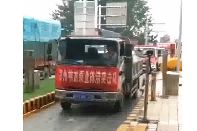 我公司新組織的搶險(xiǎn)排澇設(shè)備及人員，出發(fā)馳援焦作災(zāi)區(qū)，兄弟們辛苦了，加油！