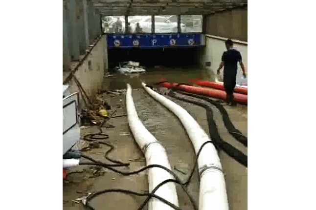 二環(huán)支路沙口路，山東消防兩臺(tái)，我們?nèi)_(tái)潛水泵同時(shí)運(yùn)行，一切正常了